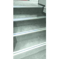 Romus Nez De Marche Adhésif à Bord Sifflet - Alu Incolore Et Bande Noire -Boutique du manoir nez marche bordure noir